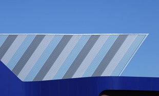 The roof panels incorporate LYSAGHT TRIMDEK® profile made from COLORBOND® steel in the colour Surfmist® on the outer skin and LYSAGHT CUSTOM ORB® profile made from COLORBOND® steel in the colour Surfmist® on the underside.